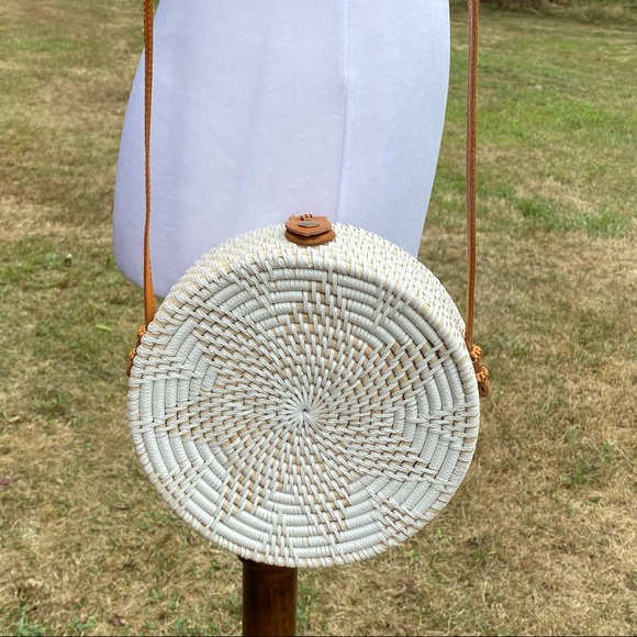 JELAVU BAG CROSSBODY ROUND HANDWOVEN WHITE RATTAN BROWN LEATHER STRAP SNAP CLOSE